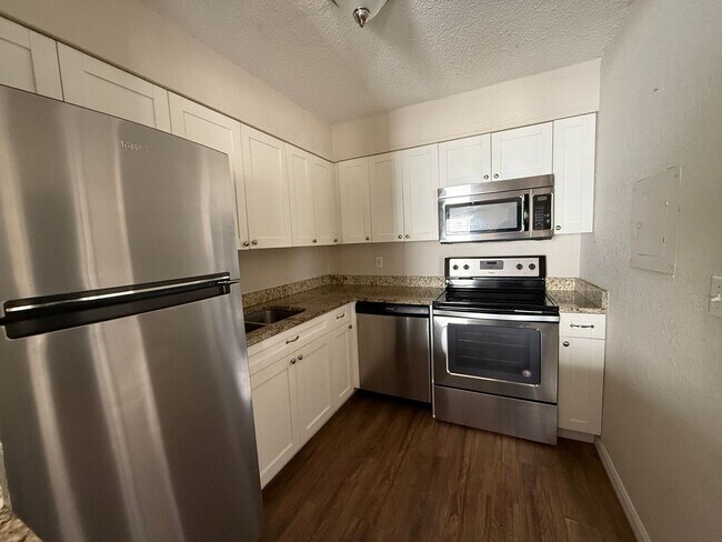 Building Photo - Charming 2 bedroom home with a pool