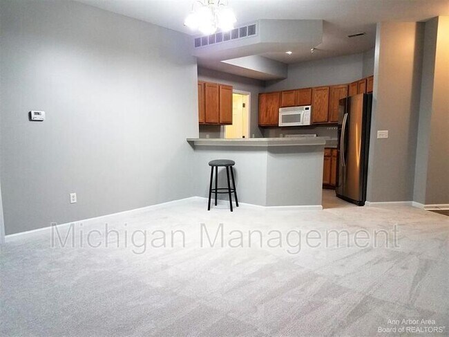 Foto del edificio - 9521 Lakeside Dr