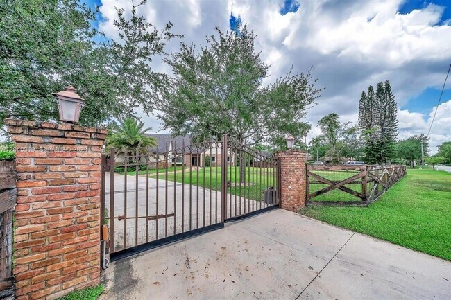 Foto del edificio - 4920 SW 170th Ave