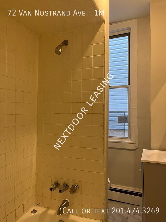 Foto del edificio - 72 Van Nostrand Ave