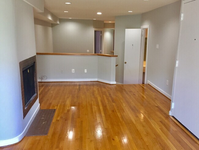 Building Photo - LARGE 2 Bed 2 Bath Condo on the Second Lev...