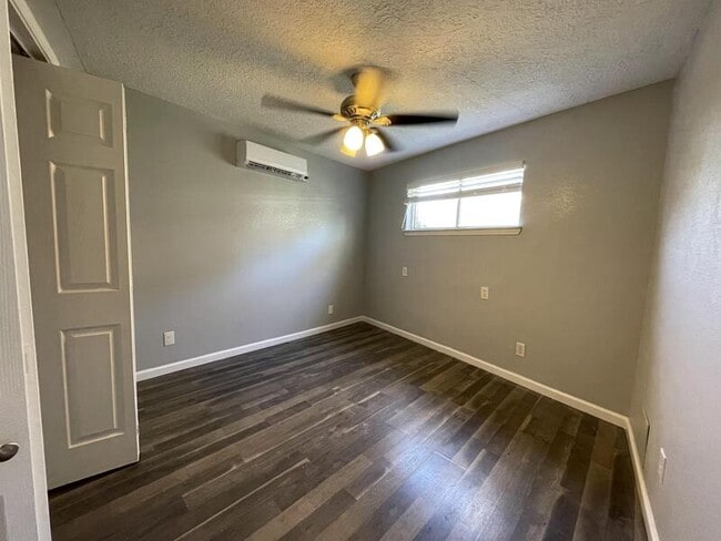 Photo - 4811 Oakland St Apartment