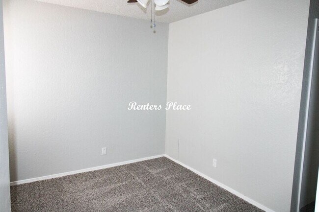 Building Photo - 811 E Pecan St S