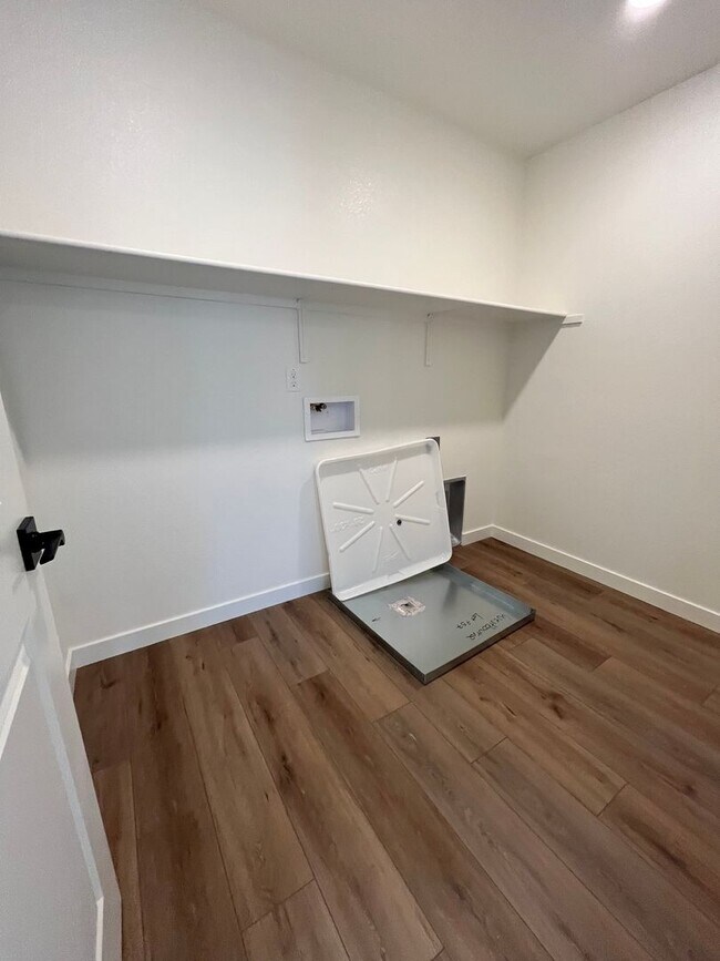 Foto del edificio - A MUST SEE- Brand new 2-story 4 bedroom / ...