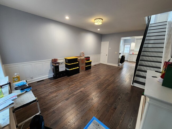 Building Photo - Beautiful bright modern 3 bed 1.5 bath hom...