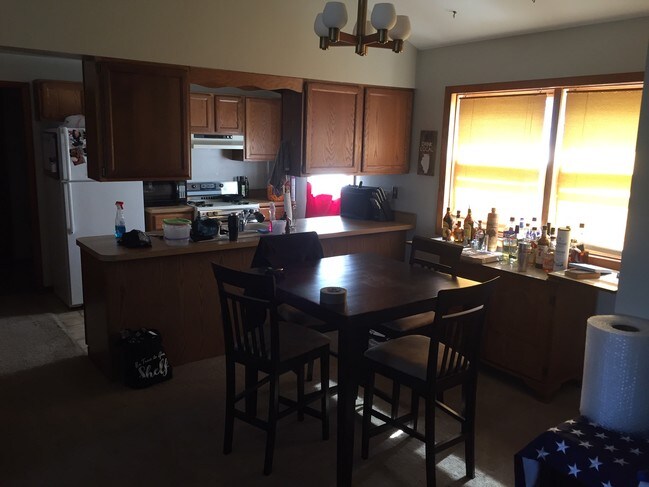 Cocina y comedor - 210 W Main St
