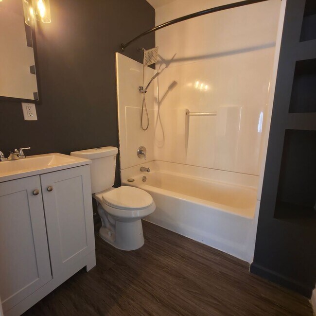 Foto del edificio - Single Family Home 4  beds 1 bath COMING S...