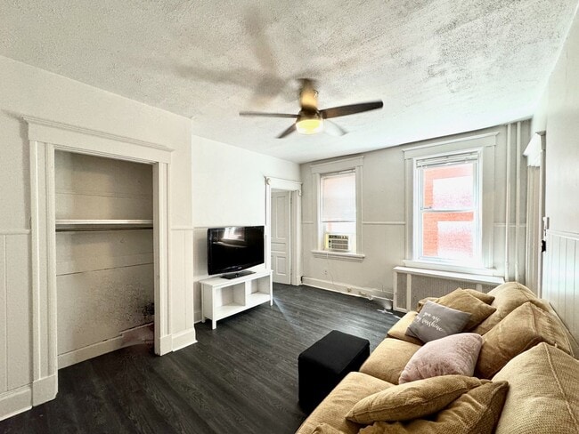 Foto del edificio - 5 bed/2 bath Mins. from UC Campus for Only...