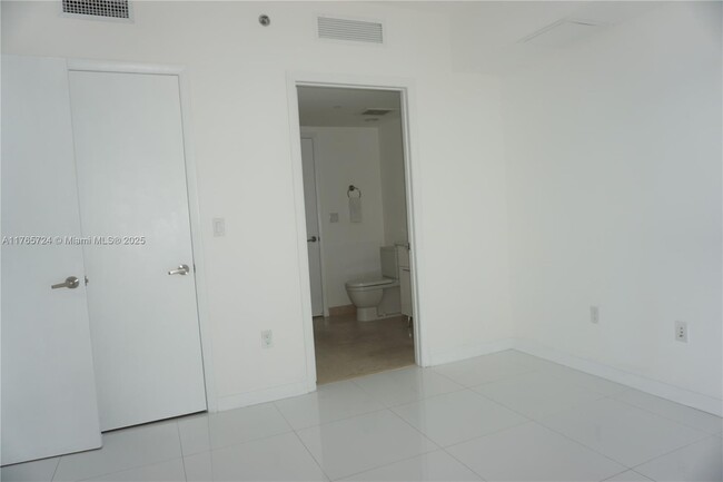 Building Photo - 475 Brickell Ave