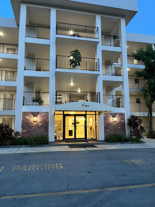 Building Photo - 2800 N Palm Aire Dr
