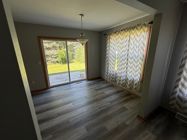 Building Photo - 6725 Wolf Hollow Rd