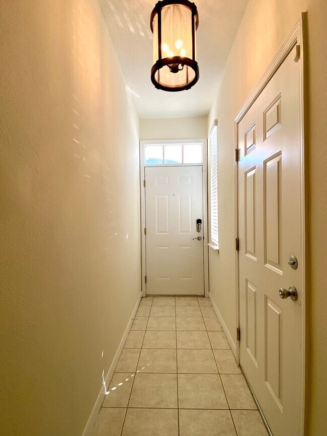 Building Photo - 2 Bedroom, 2 Bath Townhome in Beautiful Lakefront Community in Clermont, FL!