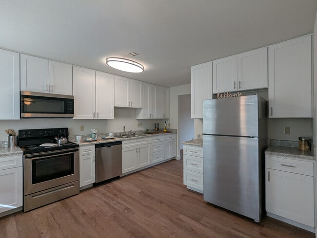 Building Photo - Holiday Park Apartments and Townhomes