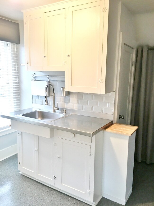 Building Photo - Alturas St Triplex