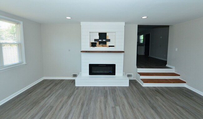 Building Photo - Renovated Ranch!