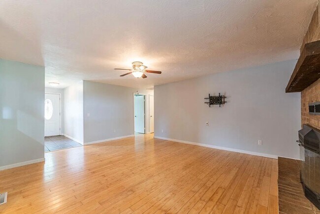 Foto del edificio - 3 Bed 2 Bath 2 Car Garage Home Available 07/01/2026!!