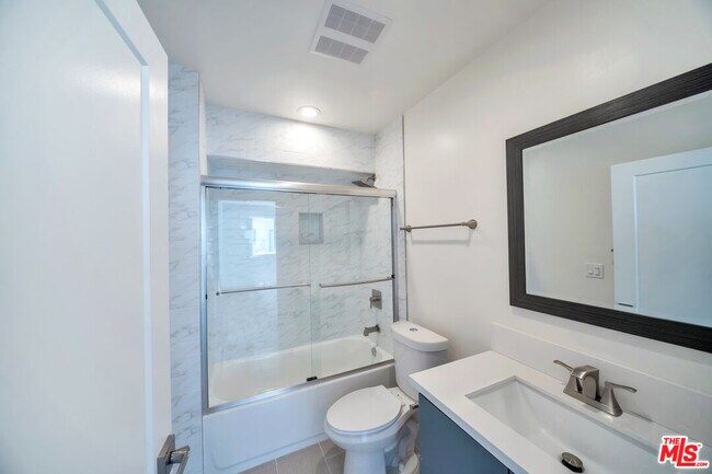 Foto del edificio - 957 1/2 N Ridgewood Pl