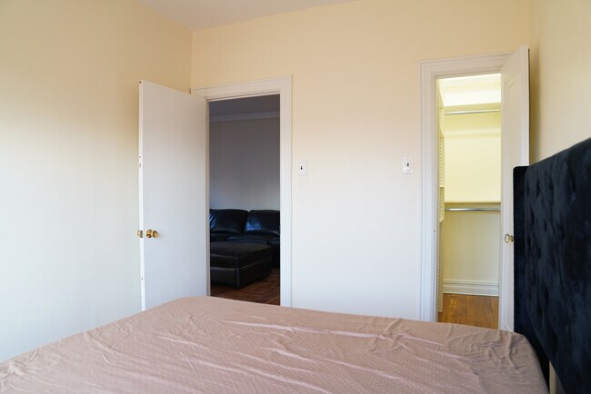 Foto del edificio - 1060 Rhinelander Ave