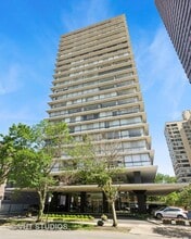 Building Photo - 320 W Oakdale Ave