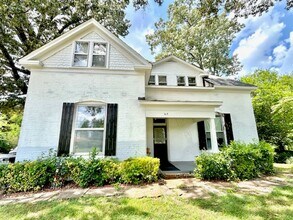 Building Photo - 615 Memorial Dr SW