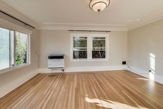 Building Photo - Huge Beautiful Top-Floor 1-Bedroom Apartme...