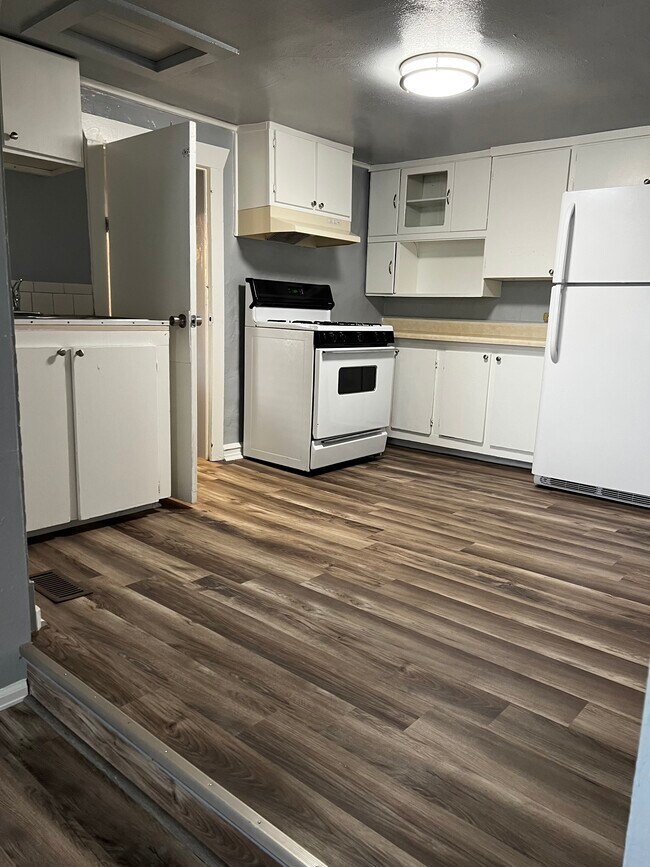 Kitchen - 1115 E Ash St