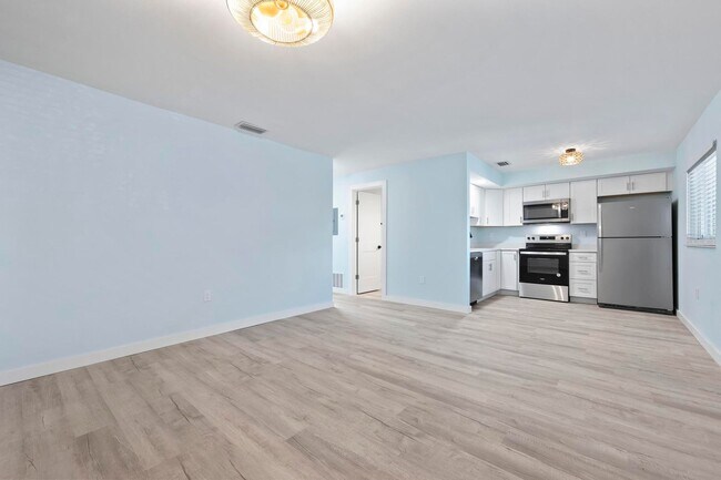 Foto del edificio - GORGEOUS FULLY RENOVATED 2ND FLOOR 2 BEDRO...