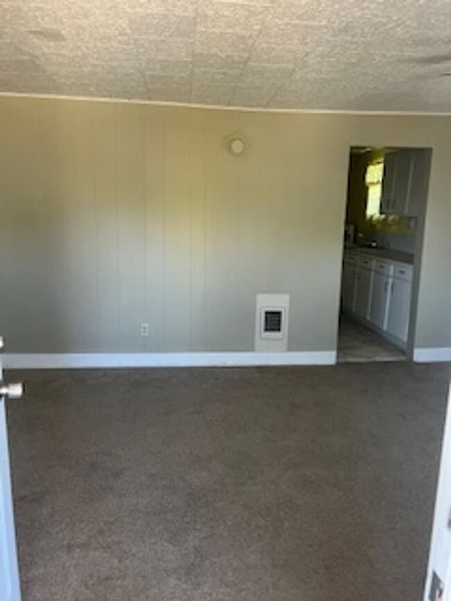 Building Photo - 2 Bedroom House with Fenced Back Yard