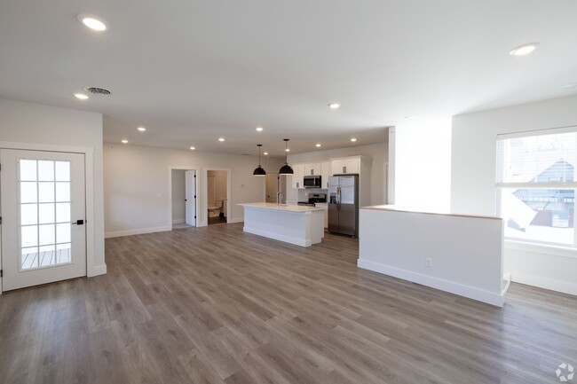Foto del edificio - 3 Bedroom 2 Bath - Second Floor - Model B