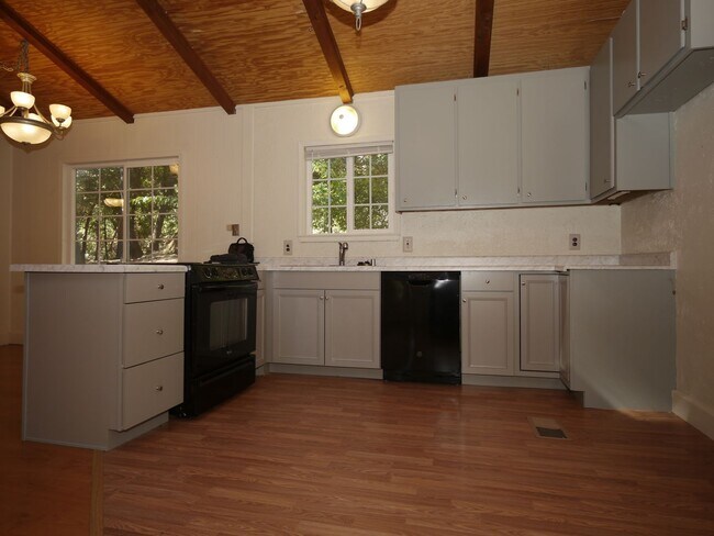 Foto del edificio - Tucked in the trees at 16686 Silver Dr. S....