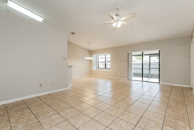 Building Photo - 1440 Tiverton Dr