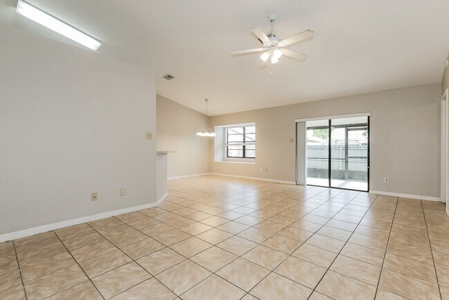 Foto del edificio - 1440 Tiverton Dr