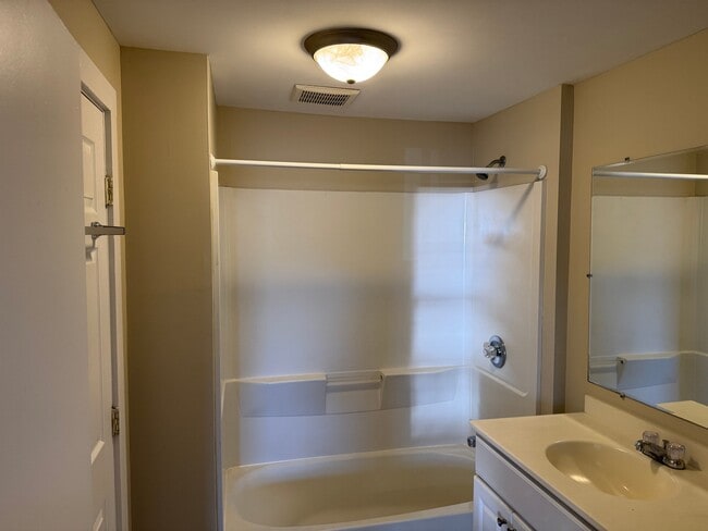 Building Photo - 98 Van Den Noort St