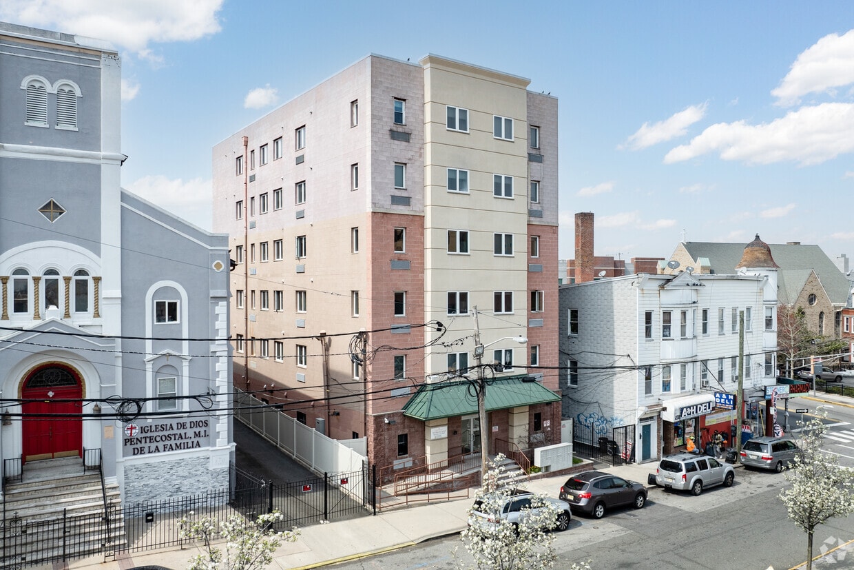Primary Photo - 165 Barclay St