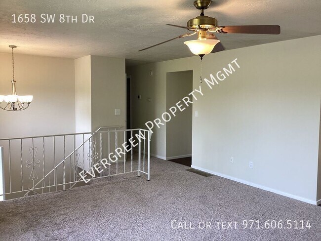Building Photo - Fantastic 3 Bdrm, 2.5 Bath home- great nei...