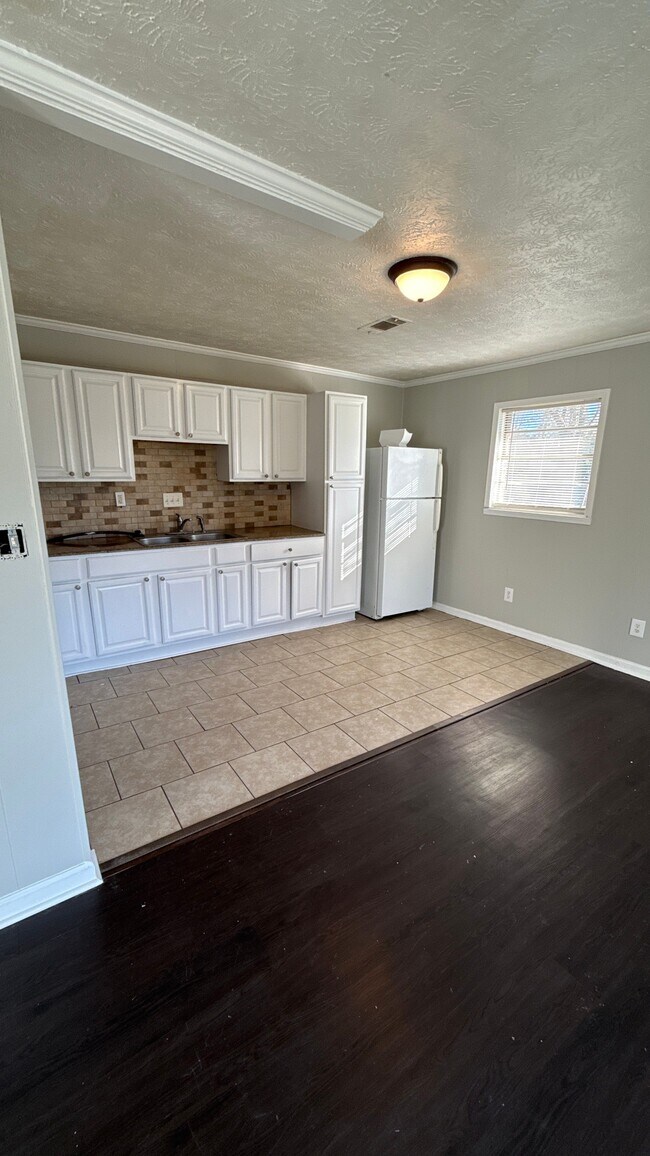 Foto del edificio - 3002 Dobbs Cir