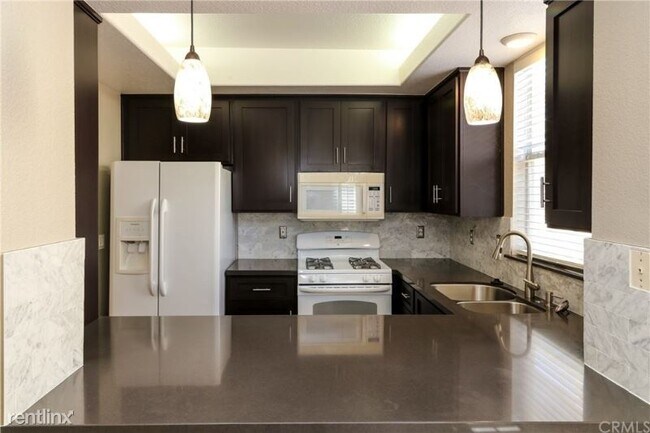 Building Photo - 3 br, 2 bath Condo - 8073 E Venice way