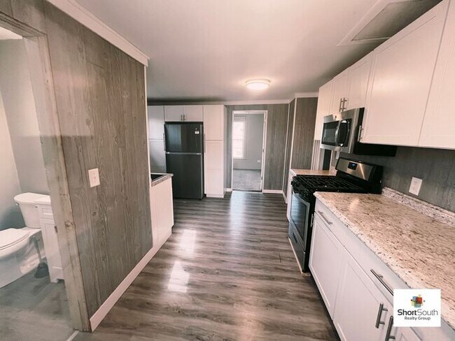 Foto del edificio - Updated 4 Bed 1 Bath Townhouse