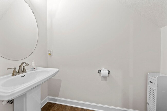 Building Photo - 5 bedroom 3.5 bath home in desired community