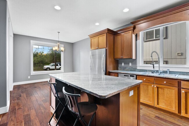 Building Photo - Gorgeous Four Bedroom Updated Home