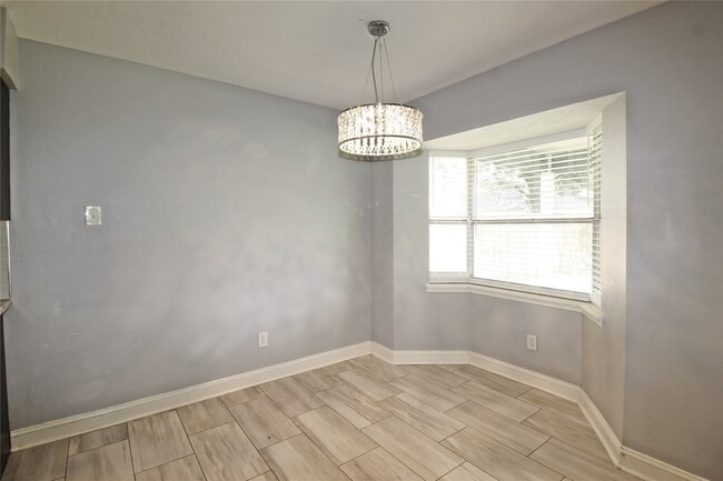 Foto del edificio - 13111 Sherwood Oaks Dr