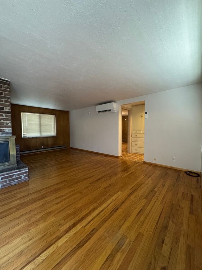 Building Photo - Cozy 2-Bed with Spacious Living, Parking, Pets OK!