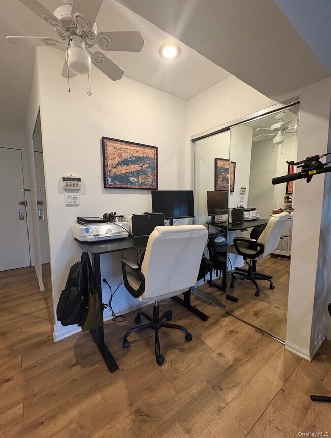 Foto del edificio - 55 Monroe Blvd