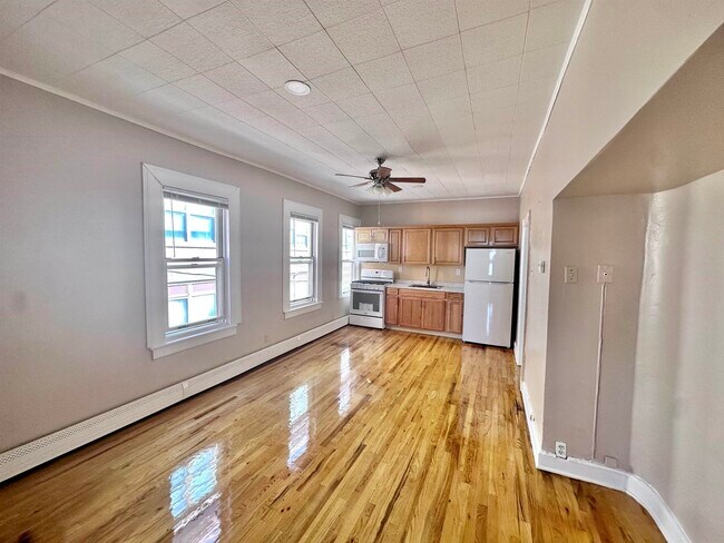 Building Photo - 212 Plainfield Ave