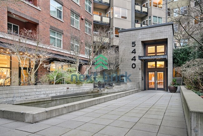 Building Photo - Spacious 1 Bedroom + Den in Canal Station Prime Ballard Location!