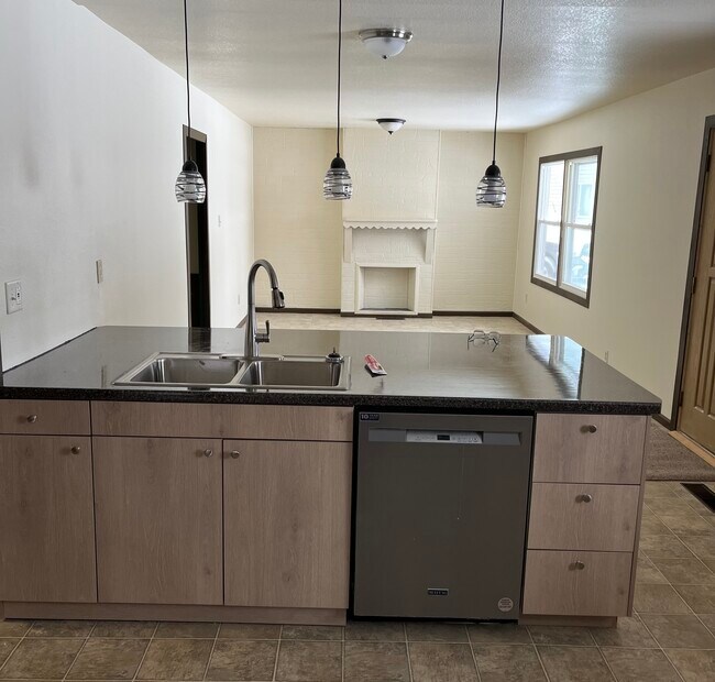 Foto del edificio - 908 Maple Grove St