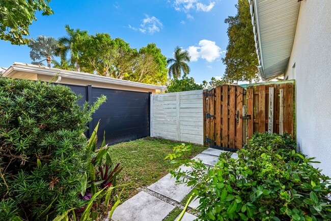 Building Photo - Single Family home on quiet street steps from the Intracoastal and Dining