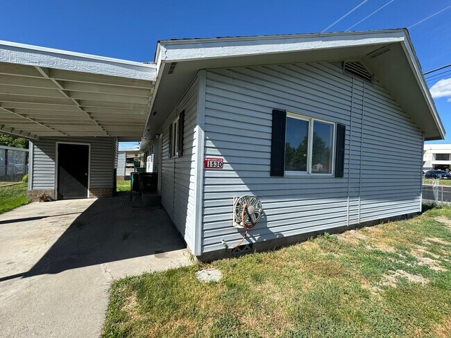 Foto del edificio - 2bdrm, 1 bath duplex with carport and fenced yard