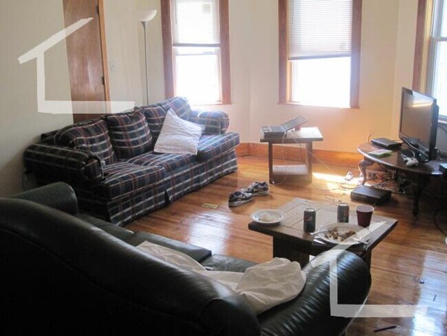 Foto del edificio - Recently Renovated Unit at Oak Sq. Laundry...