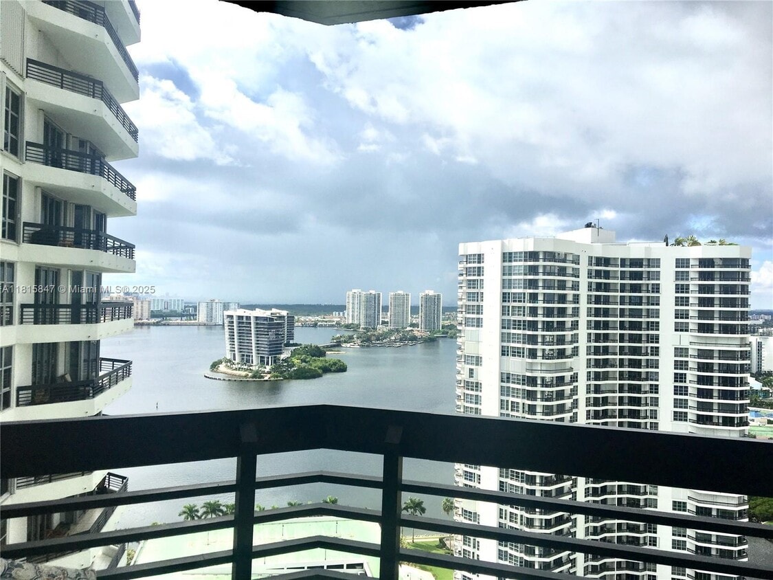 Foto principal - 3500 Mystic Pointe Dr